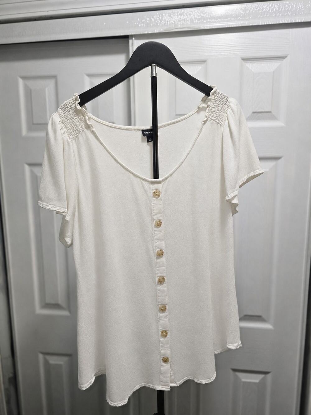 Torrid White/cream‎ Size 2 Blouse With Shoulder Smocking And Large Buttons